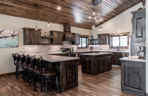 Island Park Cabin | 344 m² Cabin ∙ 4 bedrooms ∙ 15 guests