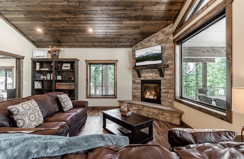 Island Park Cabin | 344 m² Cabin ∙ 4 bedrooms ∙ 15 guests