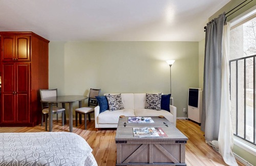 Elkhorn Village Apartment | 35 m² Studio flat ∙ 2 guests