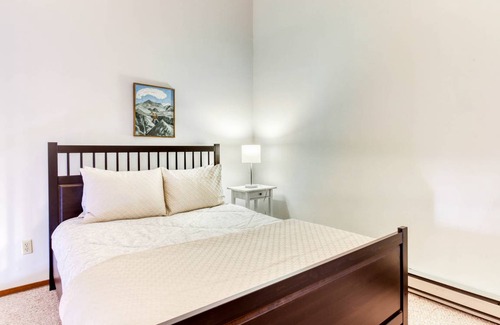 Elkhorn Village Apartment | 35 m² Studio flat ∙ 4 guests