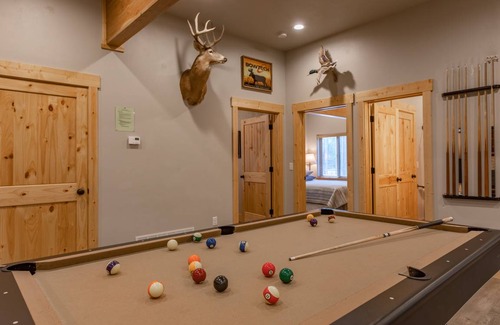 Island Park Cabin | 400 m² Cabin ∙ 8 bedrooms ∙ 18 guests