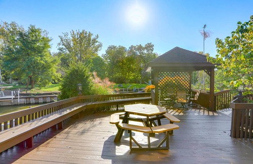 Vermilion House | 408 m² House ∙ 5 bedrooms ∙ 12 guests