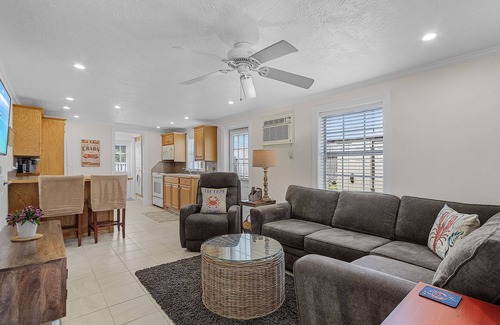 Naples Park House | 5 min to Beaches, Available March 2026 21 nt min. Beach Pass Incl!nnn