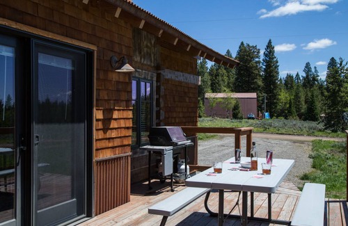 Island Park Cabin | 54 m² Cabin ∙ 2 bedrooms ∙ 4 guests
