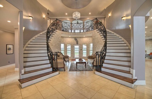 Iowa Colony House | 588 m² House ∙ 8 bedrooms ∙ 19 guests