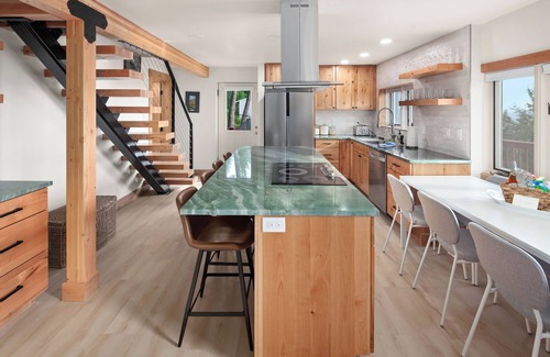 Polson Cabin | 6-bed, 5-bath cabin with majestic view of Flathead Lake with AC - sleeps 20