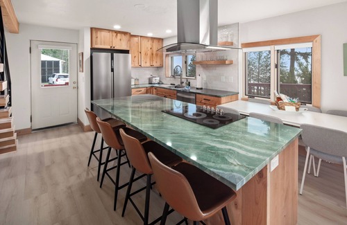 Polson Cabin | 6-bed, 5-bath cabin with majestic view of Flathead Lake with AC - sleeps 20