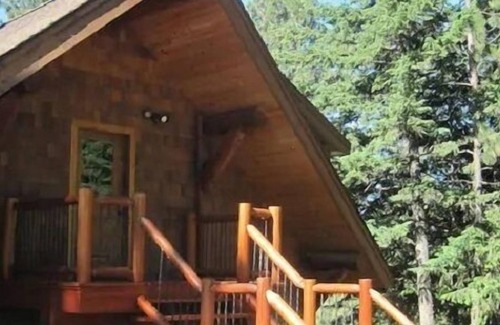 Viola Apartment | 600 sq. ft. private suite on the upper floor of an amazing modern log home.
