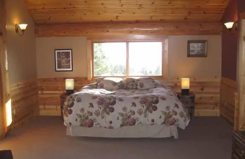Viola Apartment | 600 sq. ft. private suite on the upper floor of an amazing modern log home.