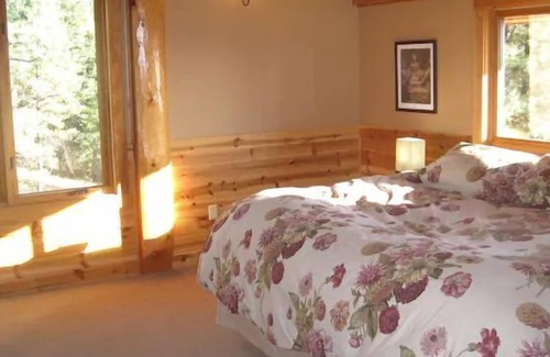 Viola Apartment | 600 sq. ft. private suite on the upper floor of an amazing modern log home.