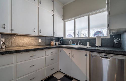 Livingston House | 7th Street Bungalow · Cozy And Updated Bungalow