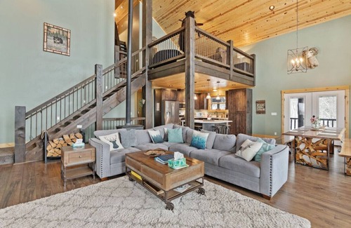 Island Park Apartment | Alaskan Moose Lodge | Yellowstone + Hot Tub, Fire Pit & AC
