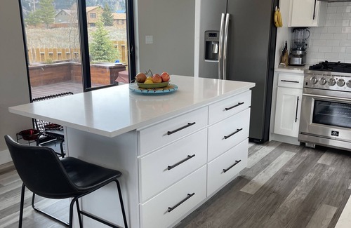 Alpine House | ALPINE CANYON GETAWAY! VIEWS, COMFORT & HOT TUB!