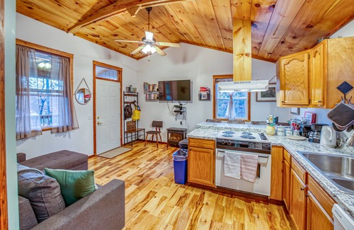 Harrison Cabin | Antenna Pine Cabin - Hikers Paradise, Hikers Paradise with cell phone reception and wifi