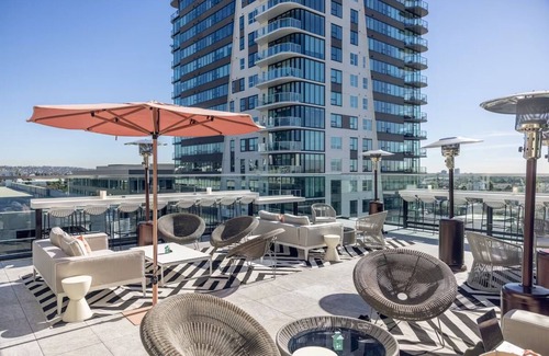 Hollywood House | Artistic Room Offering Unique Immersive Design & Rooftop Views Over Hollywood