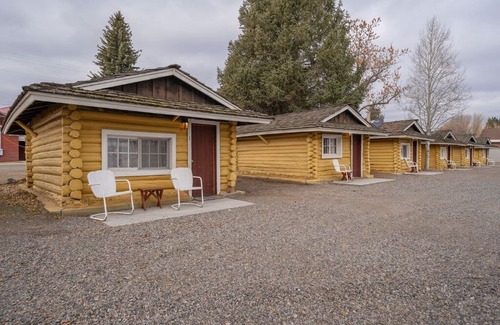 Ashton Apartment | Ashton Historic Log Cabins 7