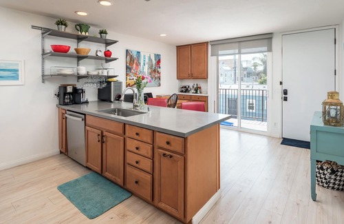 Mission Beach Condo | Bayfront, large-1,418 ft2 condo, 180 degree water views. Parking on site. A/C.