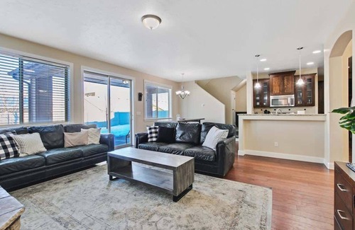 Meridian House | Beautiful 5BR w/Hot Tub + Pool Access! Sleeps 16