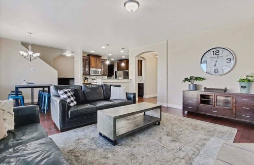 Meridian House | Beautiful 5BR w/Hot Tub + Pool Access! Sleeps 16