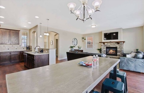 Meridian House | Beautiful 5BR w/Hot Tub + Pool Access! Sleeps 16