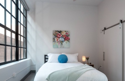 Central Business District Condo | Beautiful Condo - Heart of Business District 404