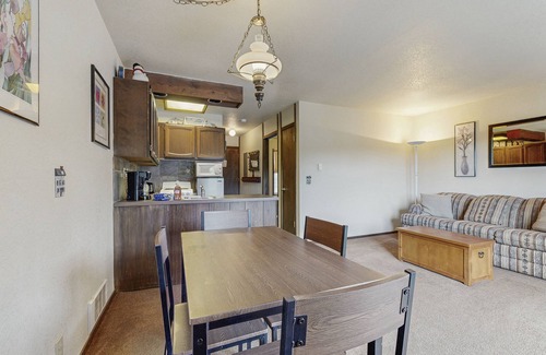 Sandpoint Condo | Beautiful getaway for two near the Schweitzer Mountain Resort - shared tennis