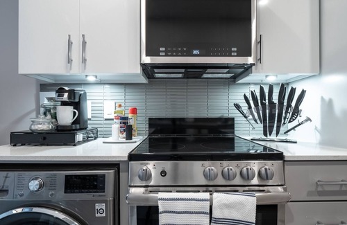 Central Business District Condo | Beautiful Modern Condo - Heart of Business District 406