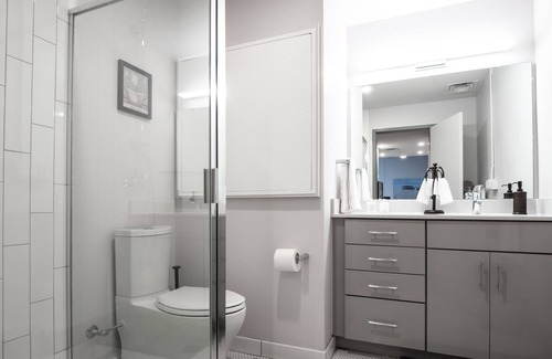 Central Business District Condo | Beautiful Modern Condo - Heart of Business District 406