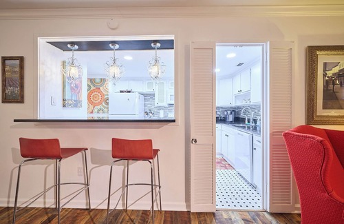 Mid America Condo | Beautiful Upper-Floor Condo with Spectacular View and Great Pool!