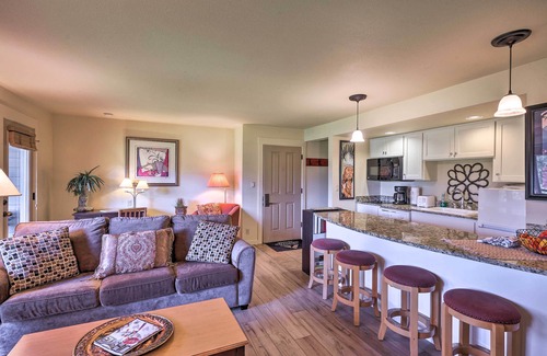 Bend Condo | Bend Condo w/Deck, Resort-Style Amenities & Views