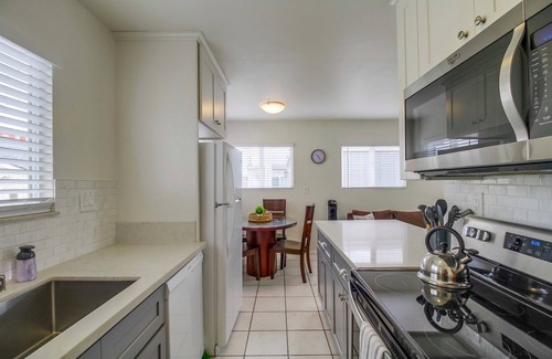 Mission Beach House | Best Location! 1 House from Ocean. Bright and clean 2 bedroom unit, sleeps 6