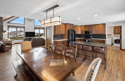 Bozeman House | Big Elk Haus - 5Ksqft Home, Hot Tub, AC, Sleeps 14, 360 Views, PickleBall
