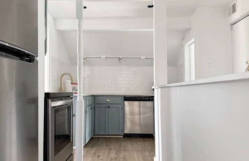 Evansville Apartment | Birthday Suite/1 BD/1BA Apt in Holiday House