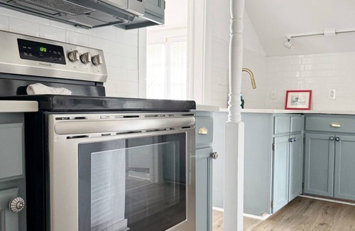 Evansville Apartment | Birthday Suite/1 BD/1BA Apt in Holiday House
