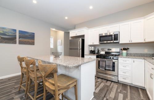 South Haven House | Blue Haven Lake House - pet friendly- Close to beach and downtown South Haven
