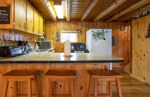 Last Chance Cabin | Blue Springs Pond Cabin ⁓Near Yellowstone ⁓Hot Tub