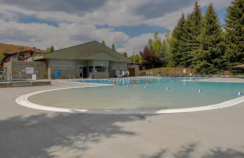 Elkhorn Village Apartment | Bluff Condo 4033