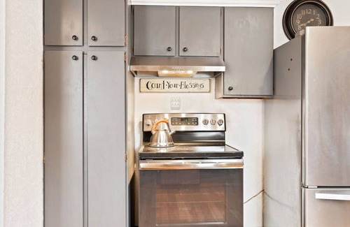 Central - Terry House | Bo`s Multi-Family/Group Sanctuary with Hot tub