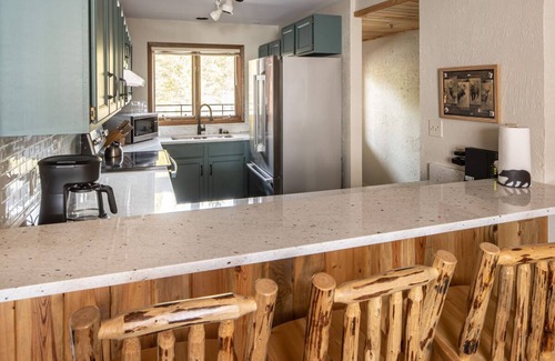 Big Sky Condo | Book a Holiday Stay! Sunny Condo with wifi, mountain views - on shuttle route