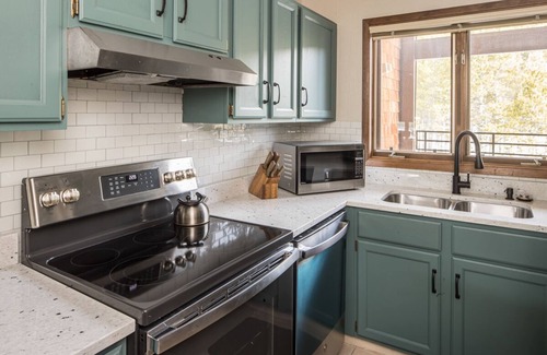 Big Sky Condo | Book a Holiday Stay! Sunny Condo with wifi, mountain views - on shuttle route
