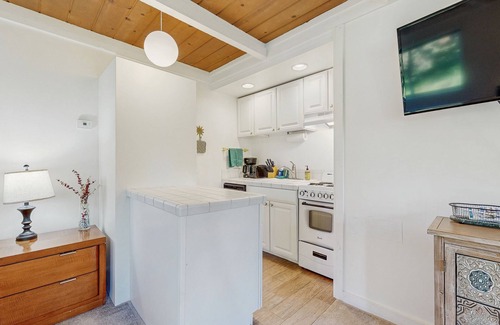 Elkhorn Apartment | Bright corner Atelier studio w/mountain views - close to Sun Valley Resort