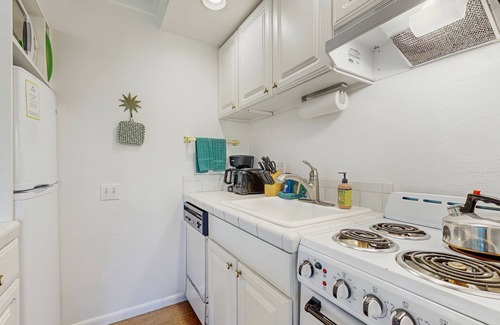 Elkhorn Apartment | Bright corner Atelier studio w/mountain views - close to Sun Valley Resort