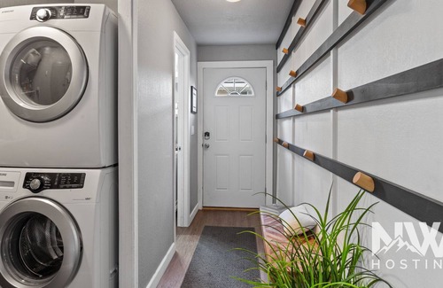 Coeur d'Alene House | Bright + Modern | Pet Friendly | Sleeps 5