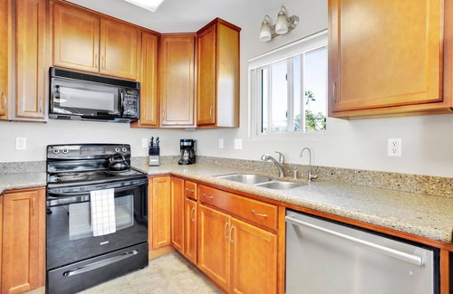 Crown Point Condo | Bright, Spacious 2 BD in the Heart of San Diego!