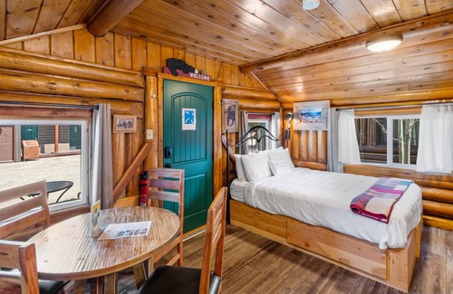 West Yellowstone Cabin | Cabin ∙ 1 bedroom ∙ 4 guests