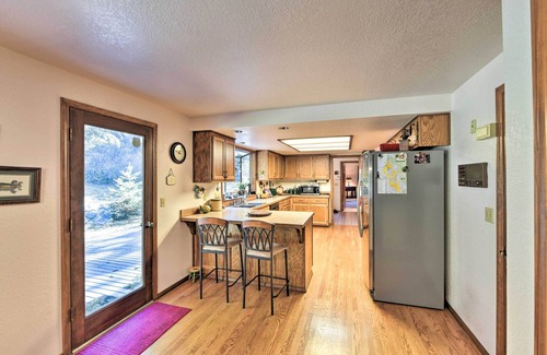 Camano Island House | Camano Island Family House w/Hot Tub & Deck!