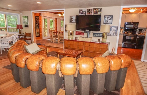 Gatlinburg - Pigeon Forge Ski Chalet | Catch & Release; Fishing Pond, Creek, FIOS Wifi Internet, Secluded