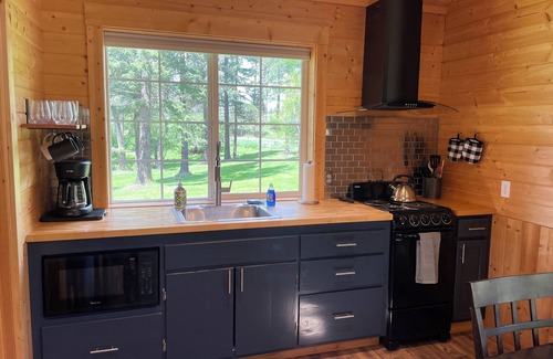 Bigfork Apartment | Charming studio guesthouse in delightful Bigfork with AC, WiFi