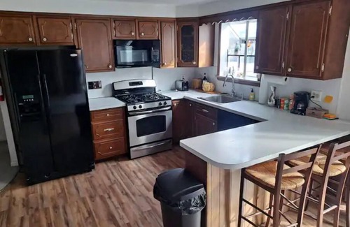 Pittston House | Cheerful two bedroom with a deck