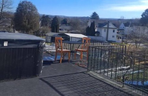 Pittston House | Cheerful two bedroom with a deck